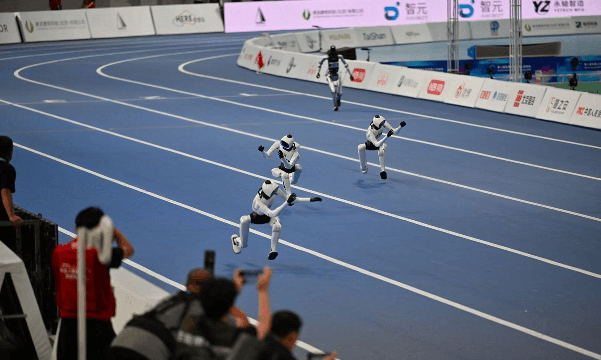 Tien Kung Omni humanoid robots using a swinging running motion on a track
